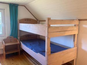 a couple of bunk beds in a room at Hus Idås in Fågelfors