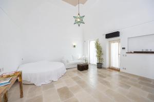 a white room with a bed and a couch at Pane Amore e Magia in Anacapri