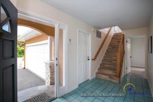 ein Flur mit Treppe in einem Haus in der Unterkunft Oceanview in Aptos