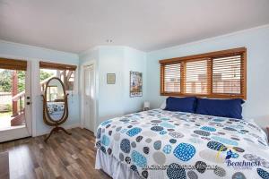ein Schlafzimmer mit einem Bett und einem Fenster in der Unterkunft Oceanview in Aptos