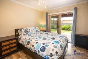 ein Schlafzimmer mit einem Bett und einem Fenster in der Unterkunft Oceanview in Aptos