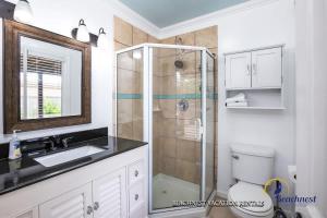 ein Badezimmer mit Dusche, Toilette und Waschbecken in der Unterkunft Oceanview in Aptos