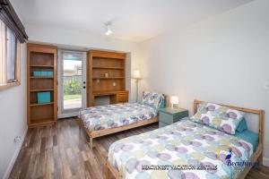 ein Schlafzimmer mit einem Bett, einer Couch und einem Fenster in der Unterkunft Oceanview in Aptos + 13 Fotos