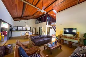 a living room with a couch and a table at Casa do Lord - Natú in Mata de Sao Joao