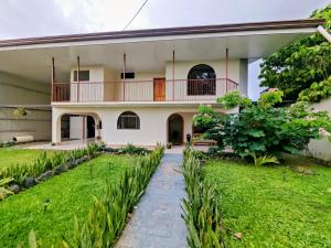 a view of the house from the garden at Alinas House in Fortuna