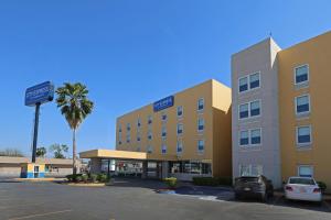 a hotel with cars parked in a parking lot at City Express by Marriott Nuevo Laredo in Nuevo Laredo