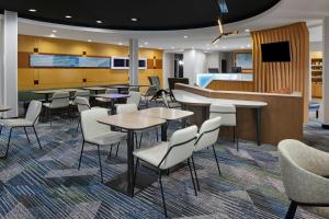 a restaurant with tables and chairs and a bar at SpringHill Suites by Marriott Lancaster Palmdale in Lancaster