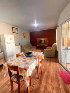a kitchen and living room with a table and chairs at Excelente rancho para descansar e pescar em carlopolis in Carlópolis