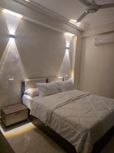 a bedroom with a bed with lights on the wall at النزهه in Quseir