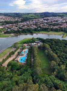an aerial view of a house next to a river at Excelente rancho para descansar e pescar em carlopolis in Carlópolis