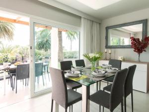 ein Esszimmer mit Glastisch und Stühlen in der Unterkunft Bungalow San Agustin Rocas Rojas by VillaGranCanaria in San Agustín