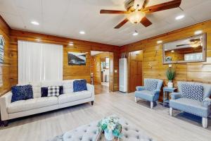 ein Wohnzimmer mit Sofa, zwei Sesseln und einem Deckenventilator in der Unterkunft Crestline Charm in Crestline