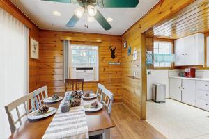 eine Küche und ein Esszimmer mit Tisch und Stühlen in der Unterkunft Crestline Charm in Crestline
