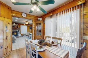 ein Esszimmer mit einem Tisch und einem Deckenventilator in der Unterkunft Crestline Charm in Crestline