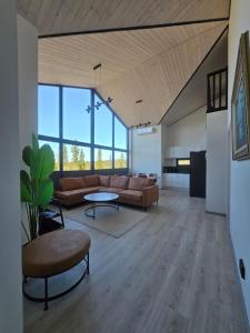 a living room with a couch and a table at Villa Remo Iso-Syöte in Syöte