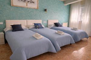 two beds sitting next to each other in a room at Muxia Mare in Muxia