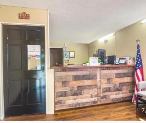 a bar in a hotel room with an american flag at Vienna Travel Inn in Vienna