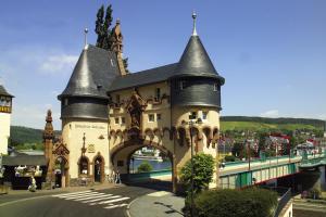 a castle building with an archway in front of a bridge at Appartement Ruhe mit zwei Schlafzimmern in Enkirch