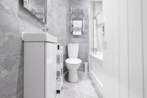 a bathroom with a toilet and a shower and a sink at Brighton central stylish stays. Walk to the beach. in Brighton & Hove +45 photos