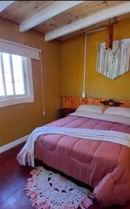 a large bed in a room with a window at Hospedaje La Casona de los Paredones in Charbonier