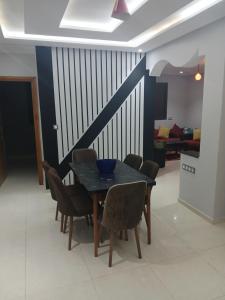 a dining room with a table and chairs at تجزئة الفتح 925 خريبكة 4 in Khouribga +5 photos