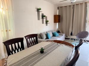 a living room with a table and a couch at Departamento completo bien ubicado in Minatitlán +10 photos