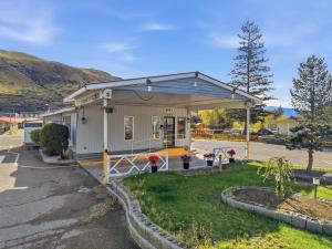 a small building in a parking lot at Canada's Best Value Desert Inn & Suites in Cache Creek