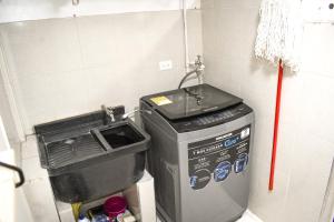 a trash can in a corner of a room at Apartaestudio equipado en Duitama sector UPTC in Duitama