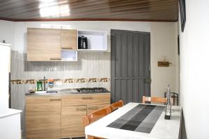 a kitchen with a table and a counter top at Apartaestudio equipado en Duitama sector UPTC in Duitama +12 photos