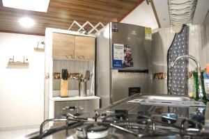 a kitchen with a stove and a counter top at Apartaestudio equipado en Duitama sector UPTC in Duitama