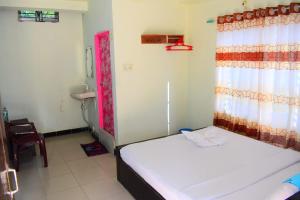 ein kleines Zimmer mit zwei Betten und einer roten Tür in der Unterkunft Hotel Asad in Mymensingh