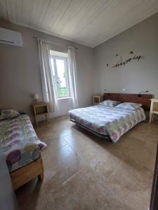 a bedroom with two beds and a window at Gîte Le Campagnard in Saint-Germain-des-Bois