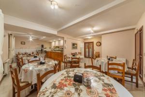 a restaurant with tables and chairs in a room at Pousada Drehmer Haus in Gramado