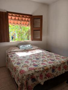 a bed in a bedroom with a window at Quarto Privativo e Camping em Canoa Quebrada in Canoa Quebrada