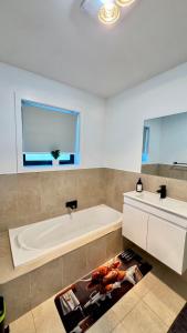 ein Badezimmer mit Badewanne und Waschbecken in der Unterkunft Bronte Snug in Bronte + 25 Fotos