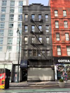 a building on the corner of a city street at JGSTAY - Times Square in New York