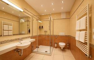 a bathroom with a sink and a shower and a toilet at Villa Viktoria 1 - Apartments - City center in Ingolstadt +45 photos