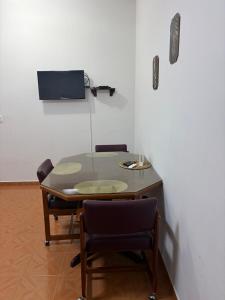 ein Tisch und Stühle in einem Raum mit einer Wand in der Unterkunft Depa B Bosques del Contry in Monterrey