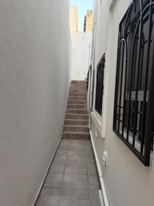 eine Treppe, die zu einem weißen Gebäude mit Treppen führt in der Unterkunft Depa B Bosques del Contry in Monterrey
