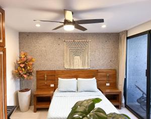 a bedroom with a bed with a ceiling fan at Suite Deluxe con piscina privada en Valladolid - Penca Leonor 11 in Valladolid