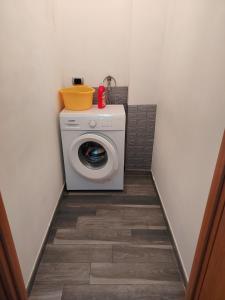 a laundry room with a washing machine in a hallway at Sweet Home in Oliveri