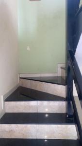 a staircase with a glass wall and a mirror at Condomínio azul in Paraty +1 photo