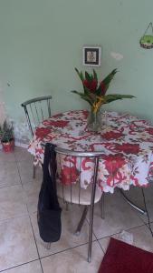 a table with a vase of flowers on top of it at Condomínio azul in Paraty