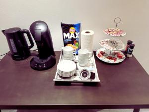 a table with a tray of cups and plates and a blender at Woonhuis 170m2 Rotterdam Centrum in Rotterdam +12 photos