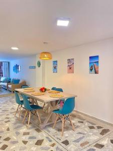 a dining room with a table and chairs at IvoMar Karey 102 in Rodadero