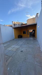 an empty parking lot in front of a building at Cantinho Acolhedor com 4 cama e 2 quartos in Juazeiro do Norte