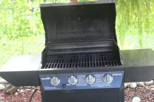 a black barbecue grill sitting on the ground at La Esmeralda Villa in Orotina