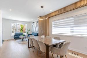 a dining room with a table and chairs at Toronto Midtown Luxury Living in Toronto +8 photos