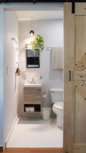 a bathroom with a sink and a toilet and a tv at Estudio Ideal con todo lo necesatio in La Paz +7 photos