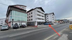 a street with cars parked in front of a building at Apartament excepțional Ramona in Râmnicu Vâlcea +15 photos